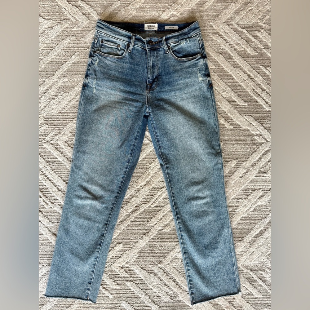 Kensie Blue Straight Jeans with Vintage-Inspired Fading